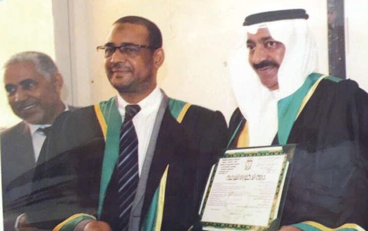 السفير عدنان الاحمد يتسلم شهادة الدكتوراه