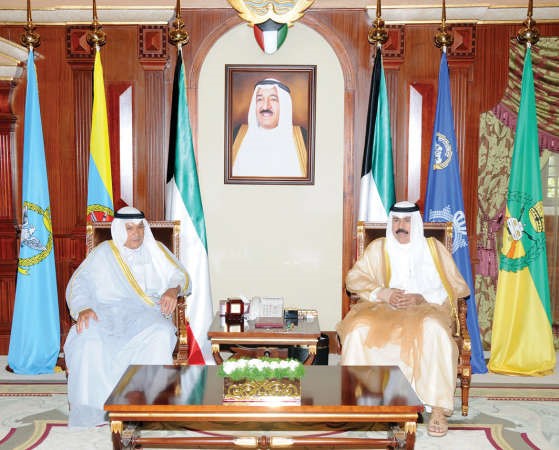 سمو ولي العهد الشيخ نواف الاحمد مستقبلا الشيخ خالد الجراح 