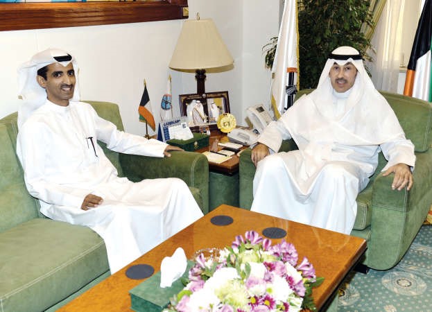 الشيخ فواز الخالد مستقبلا المزارع ناصر العازمي﻿