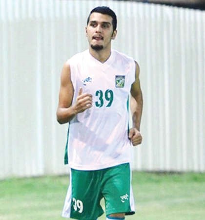 لاعب العربي نادر العنزي