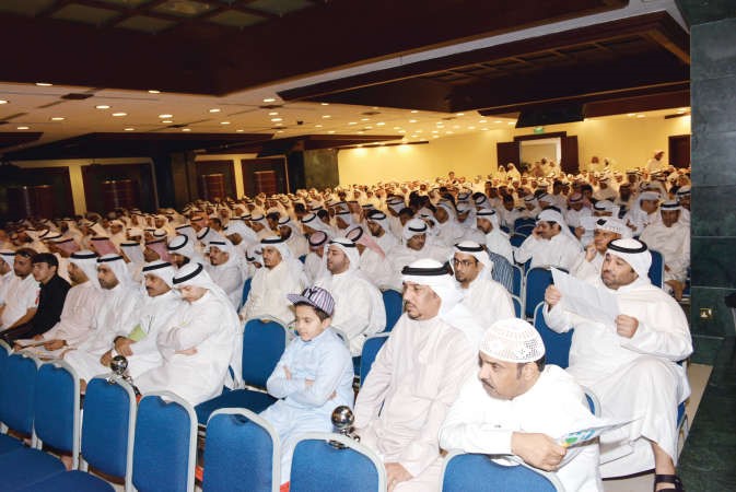 عدد من المواطنين المقترعين بانتظار دورهم