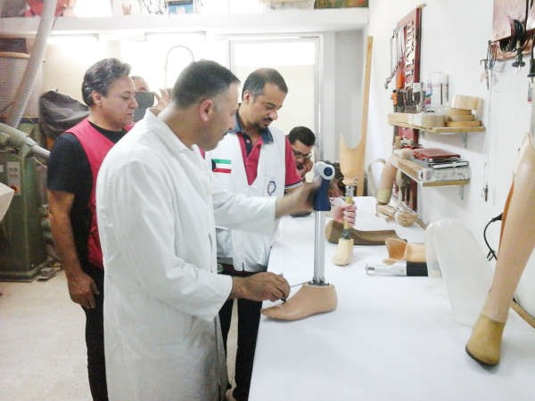 جانب من عملية تركيب اطراف صناعية لعدد من النازحين السوريين والتي تحملت جمعية الهلال الاحمر نفقات تركيبها﻿