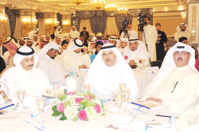 الشيخ سلمان الحمود والشيخ فهد المبارك وطارق المزرم خلال الورشة 