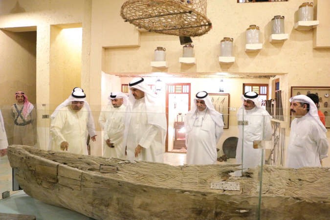 الشيخ سلمان الحمود خلال تفقده متحف بيت العثمان 