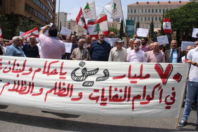 اعتصام لنشطاء المجتمع المدني امام السرايا الحكومي مطالبين حل لازمة النفايات محمود الطويل 