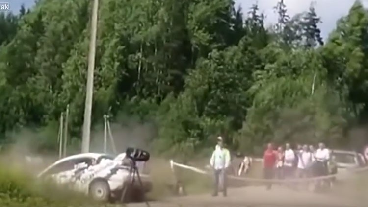 بالفيديو.. لحظة نجاة مراسل تليفزيوني من اصطدام سيارة رالي به
