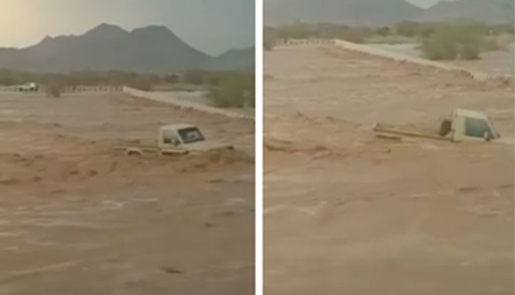 بالفيديو.. سعودي يغامر بحياته بالدخول في مجرى السيل