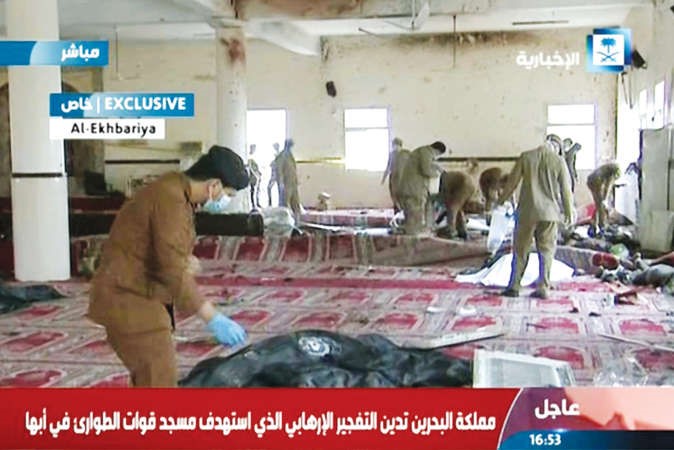 صورة عن التلفزيون السعودي لرجال امن سعوديين يعاينون المسجد الذي شهد التفجير في ابها افپ