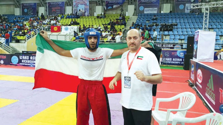 رفع علم الكويت عقب الفوز في المنافسات