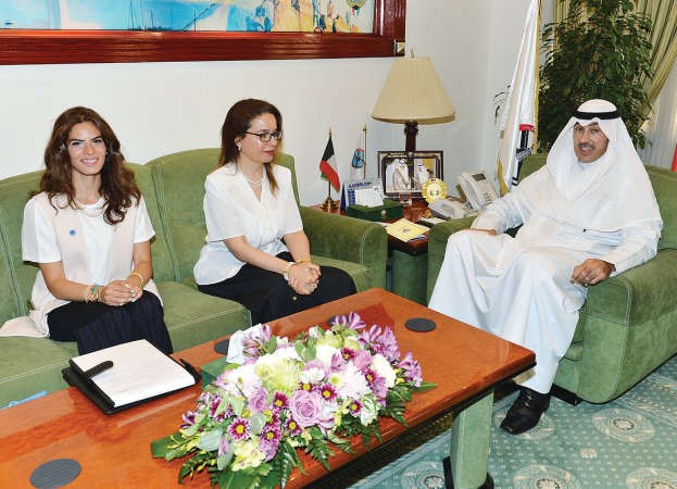 الشيخ فواز الخالد مستقبلا داميرة الحسن ودلال الراضي﻿