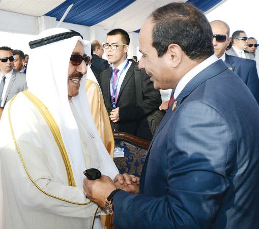 صاحب السمو الامير مهنئا الرئيس المصري لدى وصول سموهالى موقع الاحتفال بافتتاح قناة السويس الجديدة