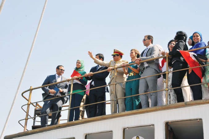 الرئيس عبد الفتاح السيسي يدشن الحركة في مجرى القناة مستقلا السفينة المحروسة رويترز 