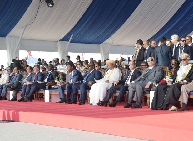 الرئيس المصري عبدالفتاح السيسي وزعماء دول العالم في المنصة الرئيسية خلال افتتاح قناة السويس الجديدة امس اپ 