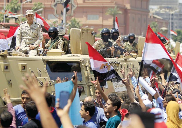 مصريون يحتفلون بالمناسبة في ميدان التحرير بالقاهرة رويترز