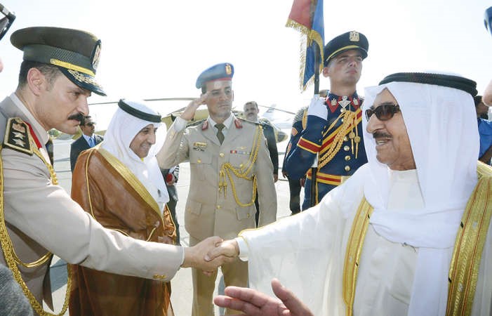  صاحب السمو الامير مصافحا مستقبليه ويبدوالسفير عزيز الديحاني