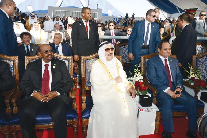 صاحب السمو الاميرالشيخ صباح الاحمد متوسطا الرئيس المصري عبد الفتاح السيسي والرئيس السوداني عمر البشير 