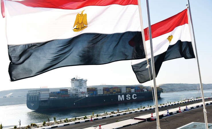 احدى السفن التي عبرت قناة السويس الجديدة