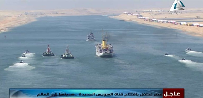 صورة تلفزيونيةللموكب البحري الذي قاده الرئيس السيسي خلال بدء افتتاح القناة الجديدة