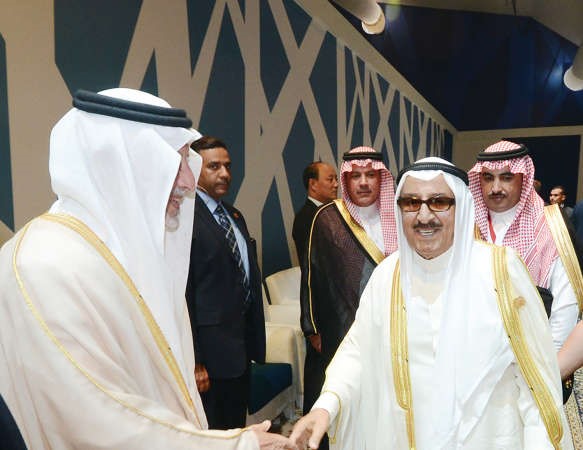 صاحب السمو الامير الشيخ صباح الاحمد مصافحا صاحب الملكي الامير خالد الفيصل
