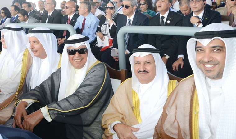 الشيخ محمد العبدالله ومحمد شرار واحمد فهد الفهد خلال حضورهم حفل تدشين القناة