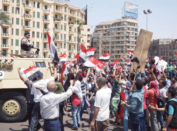 مصريونيحيون القوات المسلحة رافعين العلم الوطني تعبيرا عن فرحتهم بافتتاح قناة السويس الجديدة بالتحرير امساپ 