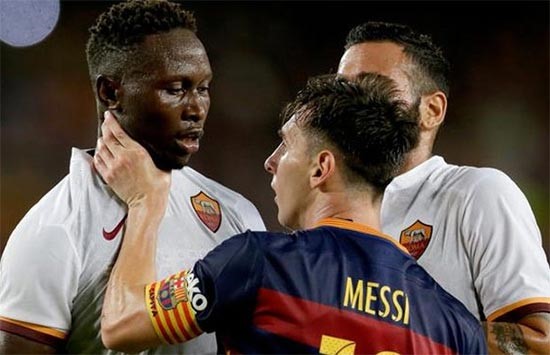 بالفيديو.. ميسي ينطح لاعب روما على طريقة زيدان!