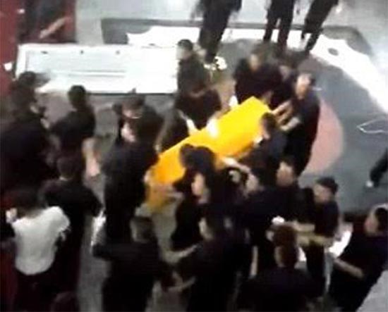 بالفيديو.. مشاجرة واحتجاج في جنازة الام الصينية التى ابتلعها السلم الكهربائي!!