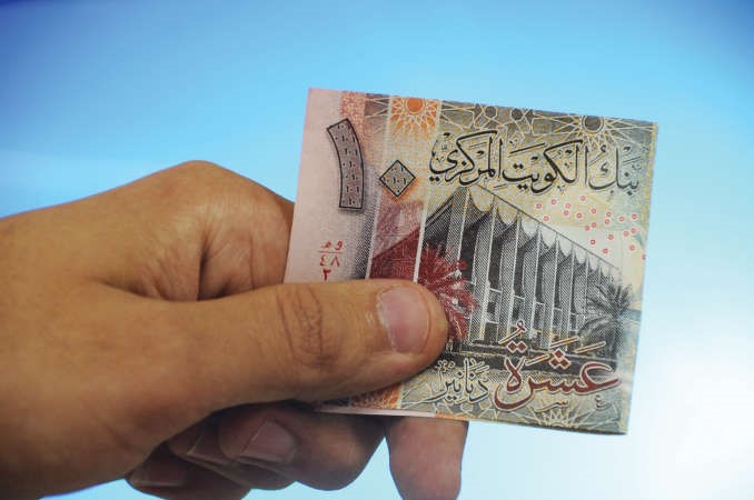 الموظفون لراتب أغسطس: طال الانتظار