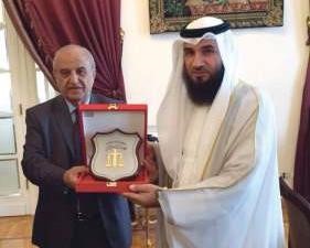  ويتبادل الدروع التذكارية مع رئيس مجلس الدولة