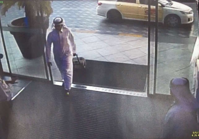 الشخص المشتبه به لدى دخوله الى السوق الشهير مصطحبا شنطة تجر على عجلات
