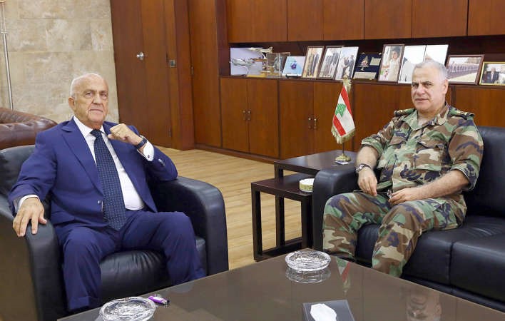 وزير الدفاع سمير مقبل خلال زيارته قائد الجيش العماد جان قهوجي في مكتبه في اليرزة محمود الطويل 