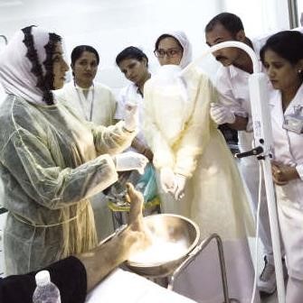 جانب من العمل في احدى عيادات القدم السكري