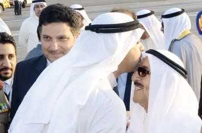 قبلة على جبين صاحب السمو الامير الشيخ صباح الاحمد من الشيخ محمد العبدالله قبيل مغادرة سموه الى منغوليا
