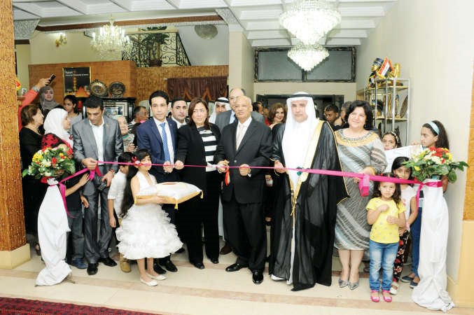 السفير عبدالكريم سليمان ودنبيل بهجت وعدد من الحضور يقصون شريط افتتاح المعرض﻿