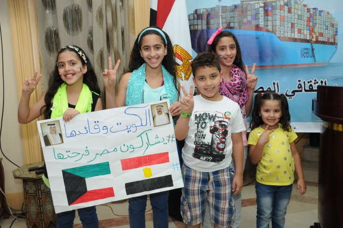 صور صاحب السمو وسمو نائب الامير حملها الاطفال تقديرا للدعم الكويتي لمصر﻿