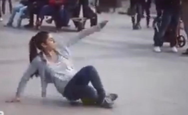 بالفيديو.. فتاة تبهر "الباريسيين" بموهبتها الكروية