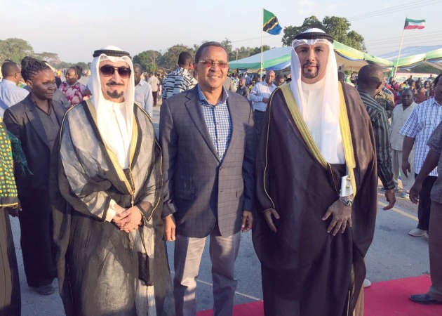 السفير جاسم الناجم والرئيس التنزاني جاكايا كيكويتي وعبد الرحمن الهاشم ﻿
