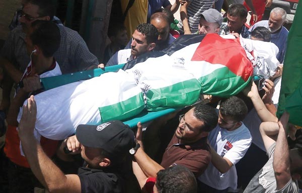 فلسطينيون يحملون جثمان الشهيد سعد دوابشة الذي قضى متاثرا بحروقه امس 	افپ