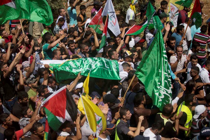 فلسطينيون يشيعون سعد دوابشة بعد ان قضى متاثرا بحروقه	اپ﻿