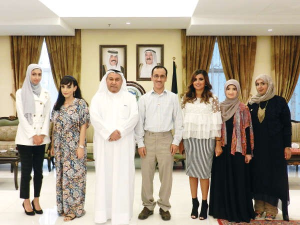 الطالبات المشاركات في الوفد مع السفير الذويخ