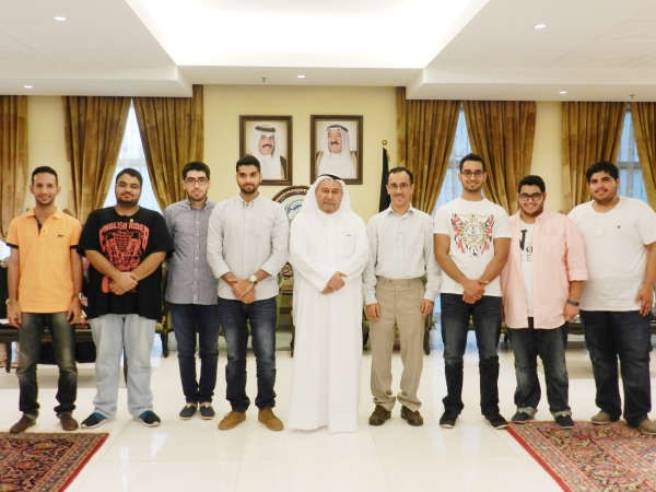 السفير محمد الذويخ مع الطلبة المشاركين في الوفد