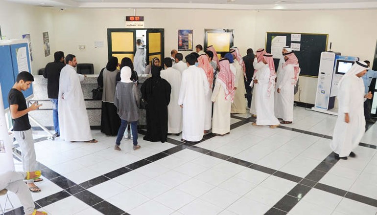 زحام وفوضى في صالة التسجيل وامام الصالة