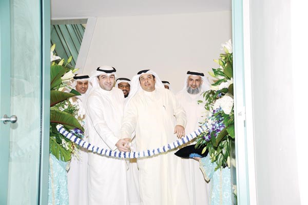 الوزيران ياسر ابل ويعقوب الصانع يدشنان مكتب التسجيل العقاري في المؤسسة العامة للرعاية السكنية امسانور الكندري