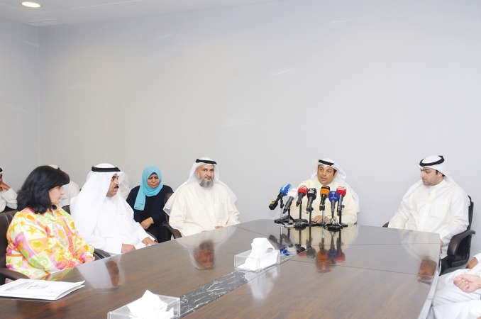 يعقوب الصانع متحدثا وبجواره ياسر ابل خلال المؤتمر الصحافي ويبدو دبدر الزمانان ومبدر الوقيانانور الكندري﻿