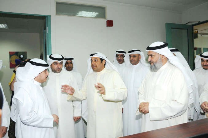 يعقوب الصانع وياسر ابل ود بدر الزمانان يتفقدون مكتب التسجيل العقاري الذي تم تدشينه في المؤسسة العامة للرعاية السكنية﻿
