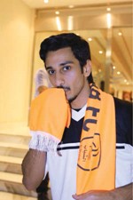 سيف الحشان يقبل شعار نادي الشباب﻿