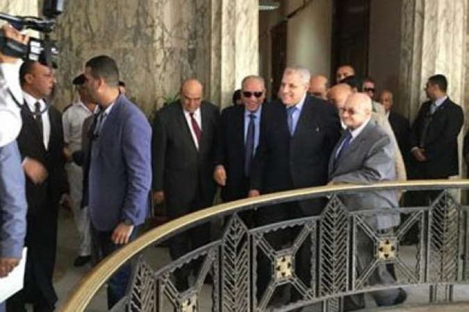 رئيس الوزراء المصري ابراهيم محلب بصحبة وزيري العدل والعدالة الانتقاليةخلال زيارته دار القضاء العاليامس 