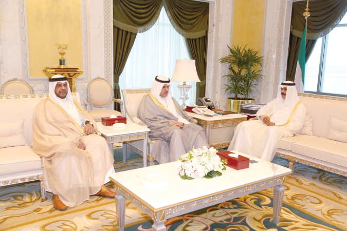 سمو نائب الامير وولي العهد الشيخ نواف الاحمد مستقبلا الشيخ سلمان الحمود والشيخ احمد المنصور