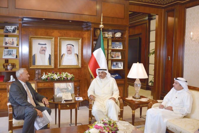 الشيخ صباح الخالد مستقبلا سفير هولندا نيكولاس بيتس 