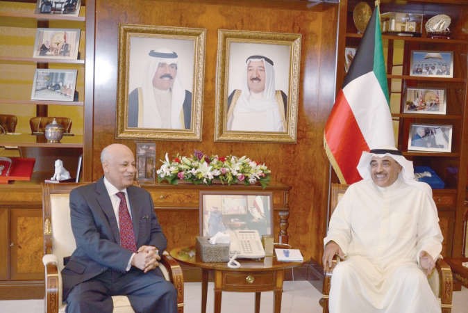 الشيخ صباح الخالد خلال استقباله السفير المصري عبدالكريم سليمان 